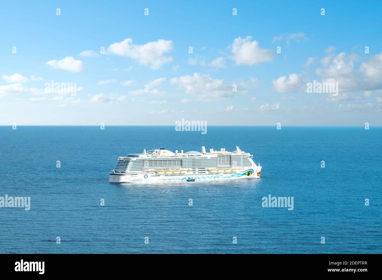 Teneriffa, Spanien - November, 2020: Aida Kreuzfahrtschiff auf Meer Stockfoto