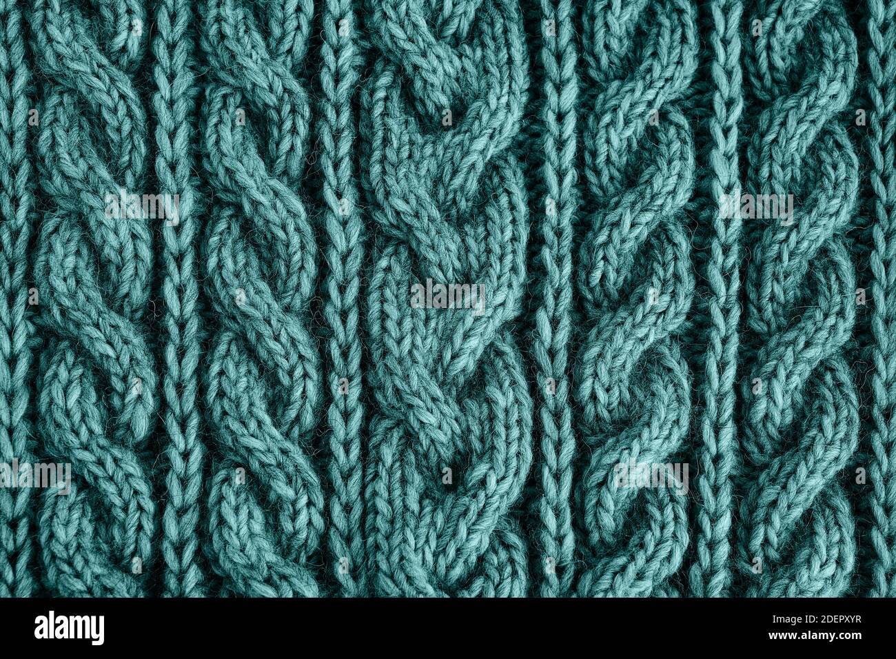 Tidewater grün gefärbte Strickstruktur. Handgefertigte Strickmode. Strukturierter Hintergrund. Stockfoto