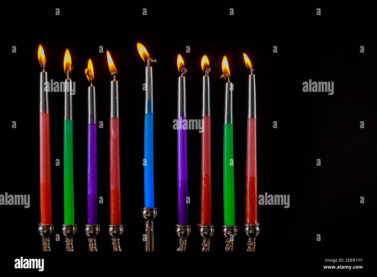 Jüdische Religion Feiertag Symbol für Chanukka in chanukkiah Menorah mit Verbrannte Kerzen Stockfoto