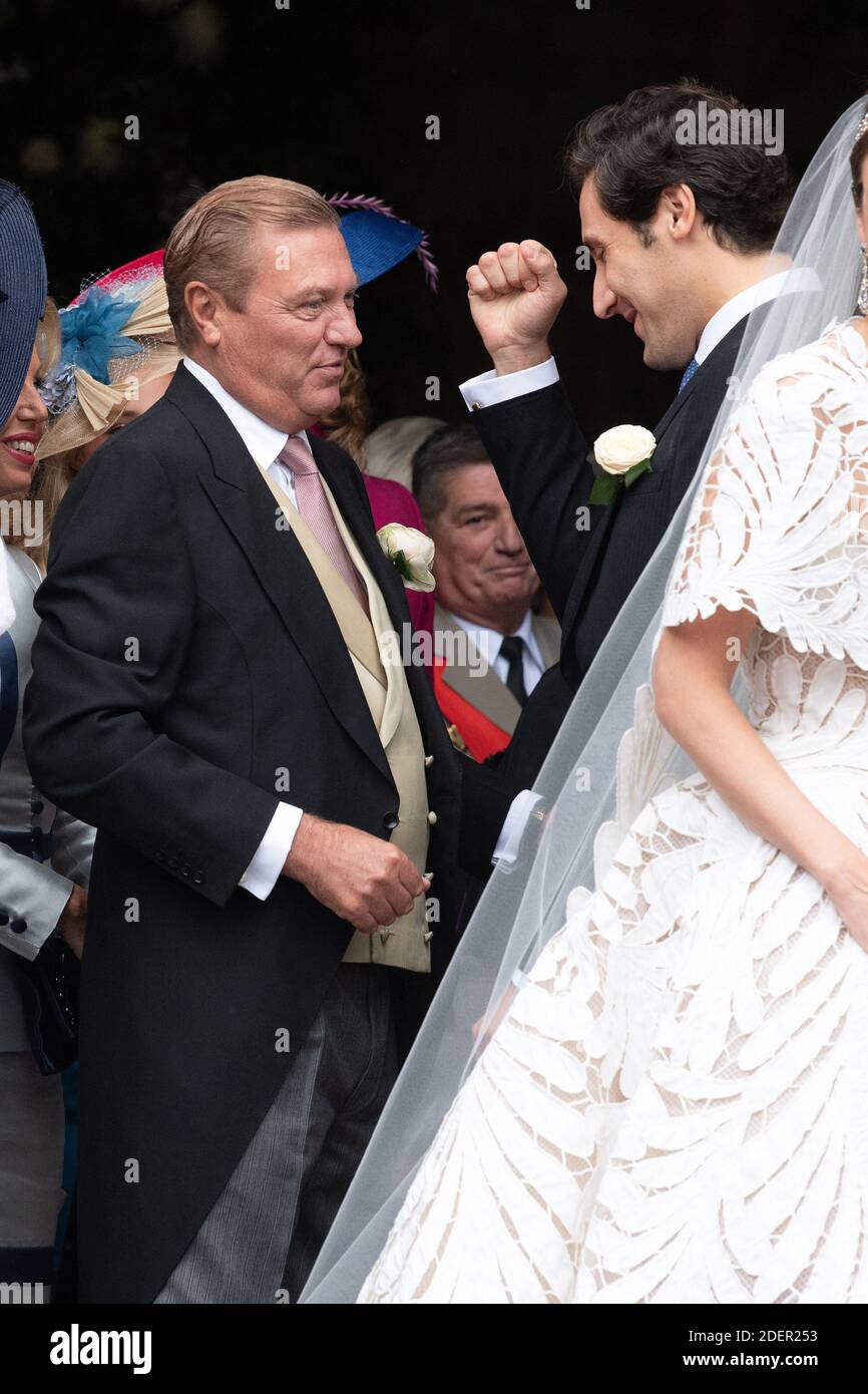 Prinz Jean-Christophe Napoleon und seine Frau Olympia von Arco-Zinneberg kommen am Ende ihrer königlichen Hochzeit am 19. Oktober 2019 in Les Invalides in Paris, Frankreich, aus der Kathedrale. Foto von David Niviere/ABACAPRESS.COM Stockfoto