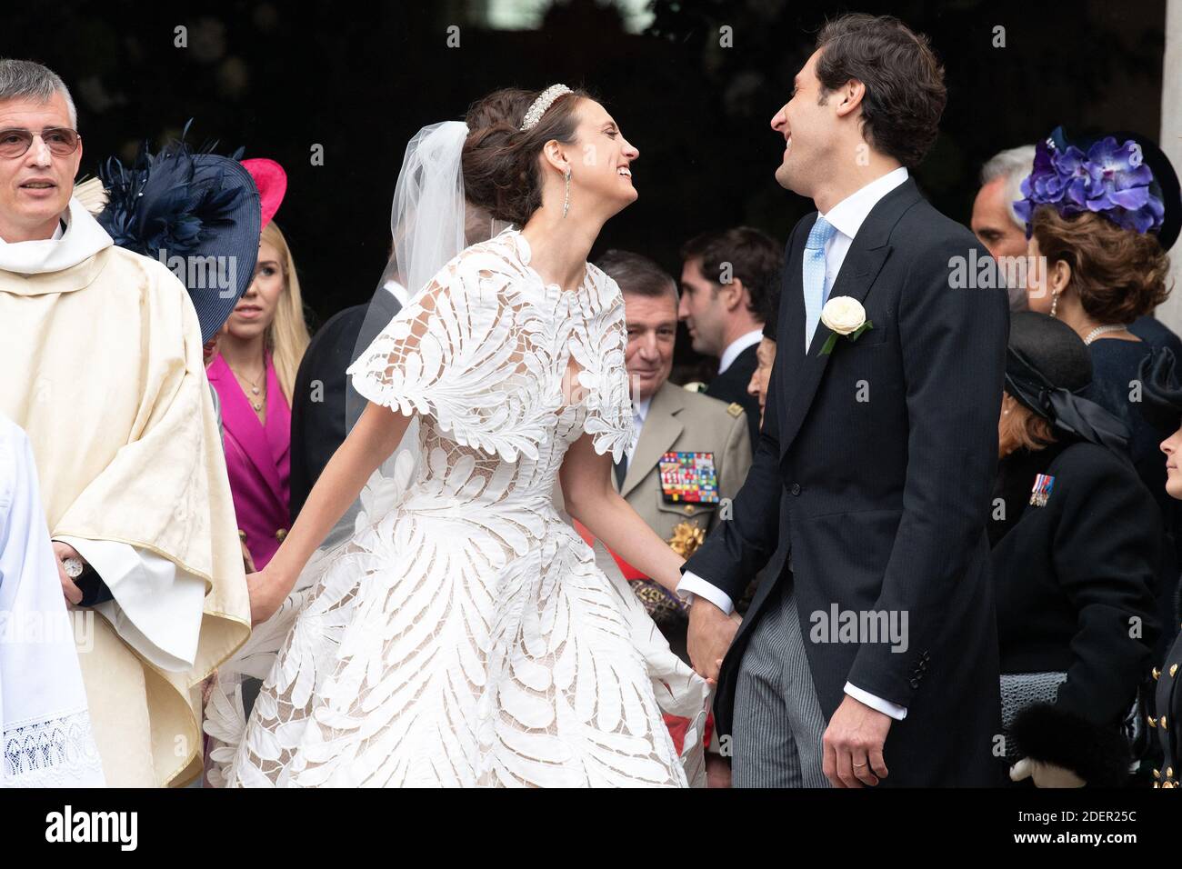 Prinz Jean-Christophe Napoleon und seine Frau Olympia von Arco-Zinneberg kommen am Ende ihrer königlichen Hochzeit am 19. Oktober 2019 in Les Invalides in Paris, Frankreich, aus der Kathedrale. Foto von David Niviere/ABACAPRESS.COM Stockfoto