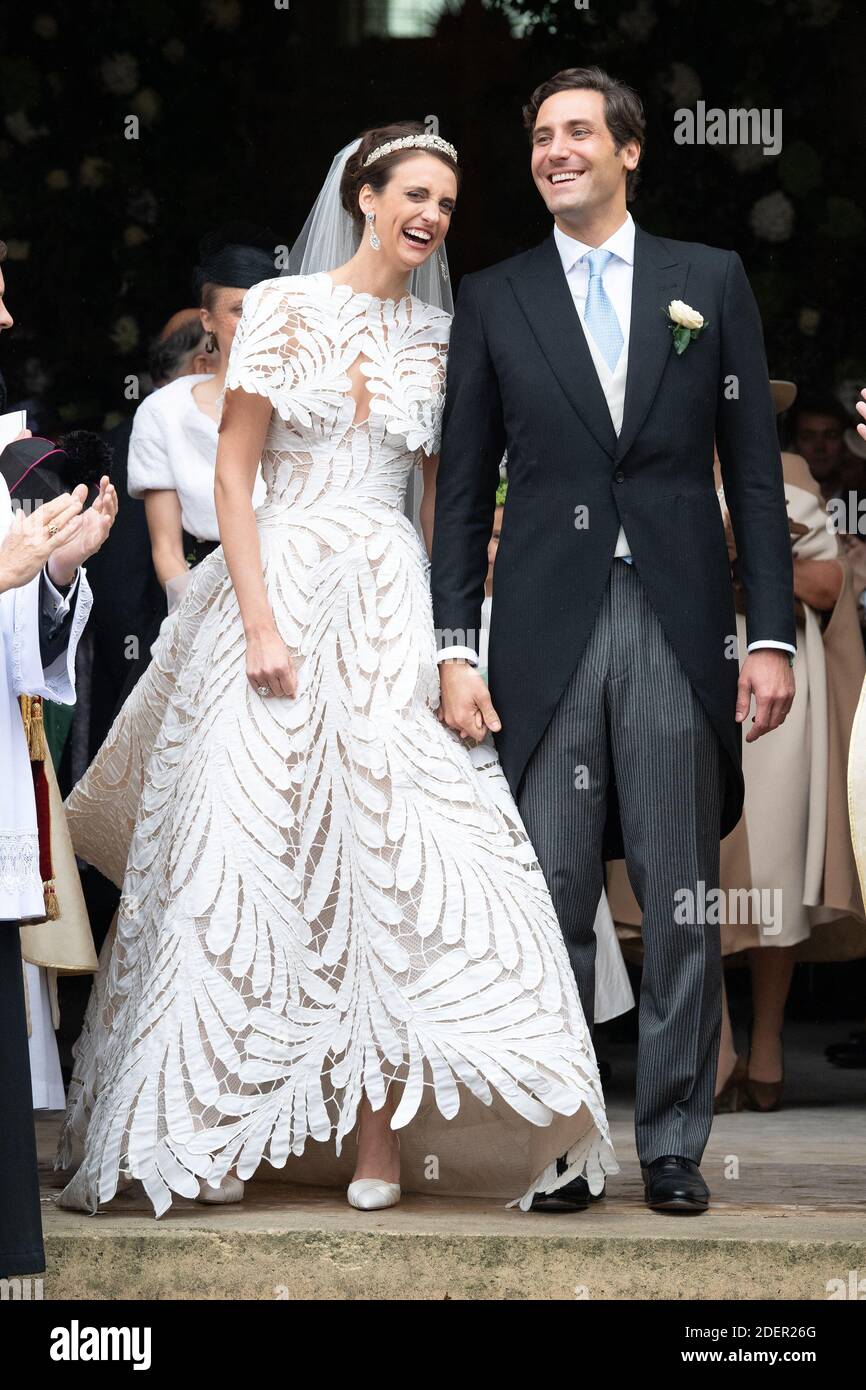 Prinz Jean-Christophe Napoleon und seine Frau Olympia von Arco-Zinneberg kommen am Ende ihrer königlichen Hochzeit am 19. Oktober 2019 in Les Invalides in Paris, Frankreich, aus der Kathedrale. Foto von David Niviere/ABACAPRESS.COM Stockfoto