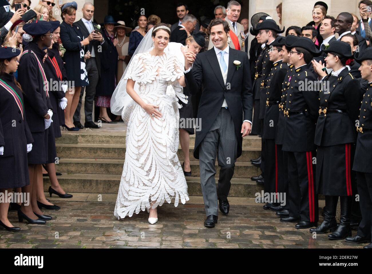 Prinz Jean-Christophe Napoleon und seine Frau Olympia von Arco-Zinneberg kommen am Ende ihrer königlichen Hochzeit am 19. Oktober 2019 in Les Invalides in Paris, Frankreich, aus der Kathedrale. Foto von David Niviere/ABACAPRESS.COM Stockfoto