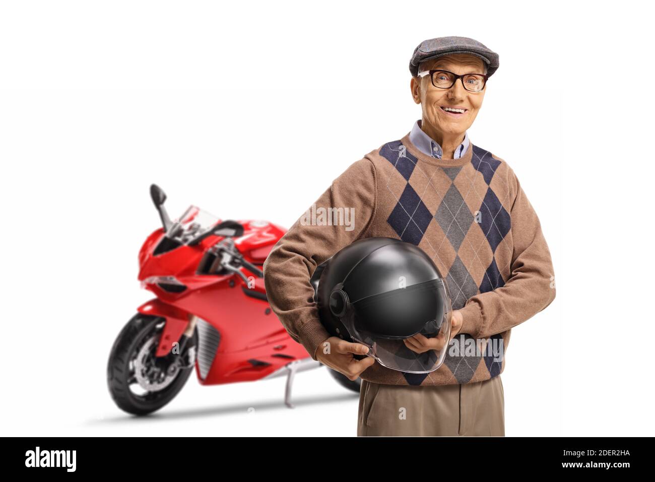 Älterer Mann mit einem Rennmotorrad, der einen Helm isoliert hält Auf weißem Hintergrund Stockfoto