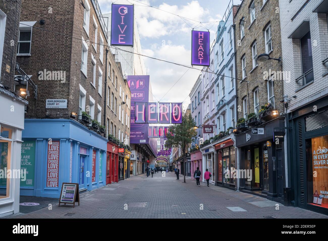 Leere Londoner Straßen während der Covid-19 Absperrung an der ruhigen, menschenleeren Carnaby Street in Soho, einem beliebten Touristengebiet während der globalen Pandemie Coronavirus Abschaltung in England, Europa Stockfoto