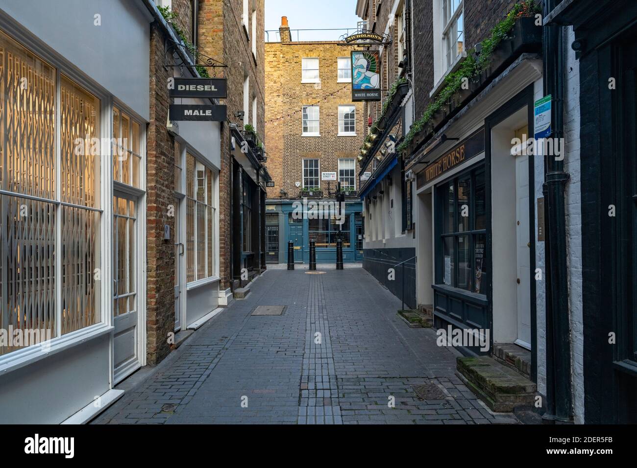 Leere Londoner Straßen während der Covid-19 Absperrung an der ruhigen, menschenleeren Carnaby Street in Soho, einem beliebten Touristengebiet während der globalen Pandemie Coronavirus Abschaltung in England, Europa Stockfoto