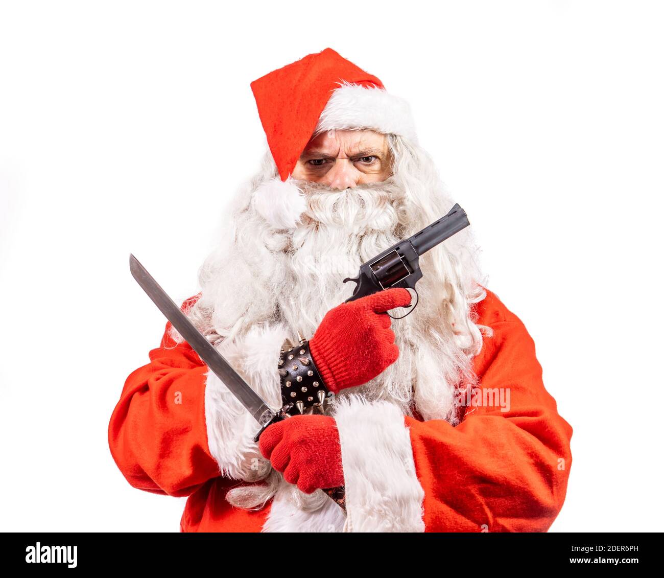 Der Weihnachtsmann ist mit einer Waffe und einem Messer bewaffnet, isoliert auf weißem Hintergrund. Stockfoto