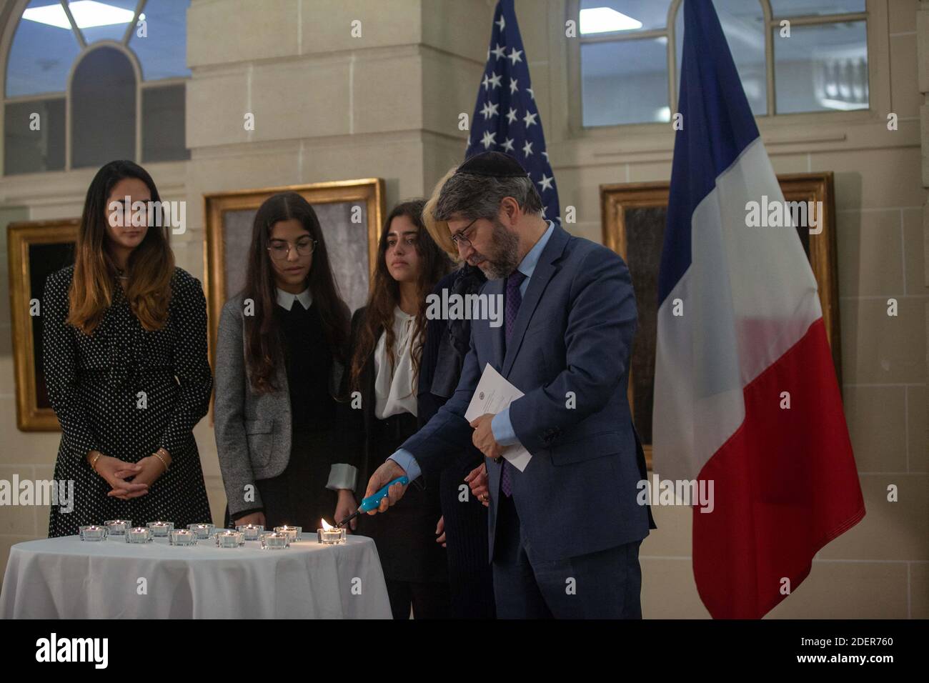 Anne-Sophie Sebban-Bécache, Direktorin des AJC, Global Jewish Advocacy, Mitglieder der Familie Fienberg (Familie eines Opfers) und US-Botschafter in der Französischen Republik und im Fürstentum Monaco, Jamie McCourt und der Oberrabbiner von Frankreich, Haïm Korsia brennen Kerzen für elf Opfer, Während der Gedenkfeier zum Gedenken an die Opfer des antisemitischen Angriffs in Pittsburgh am 27. Oktober 2018, die am 25. Oktober 2019 in der US-Botschaft in Paris, Frankreich, stattfand. Foto von Ania Freindorf/ABACAPRESS.COM Stockfoto