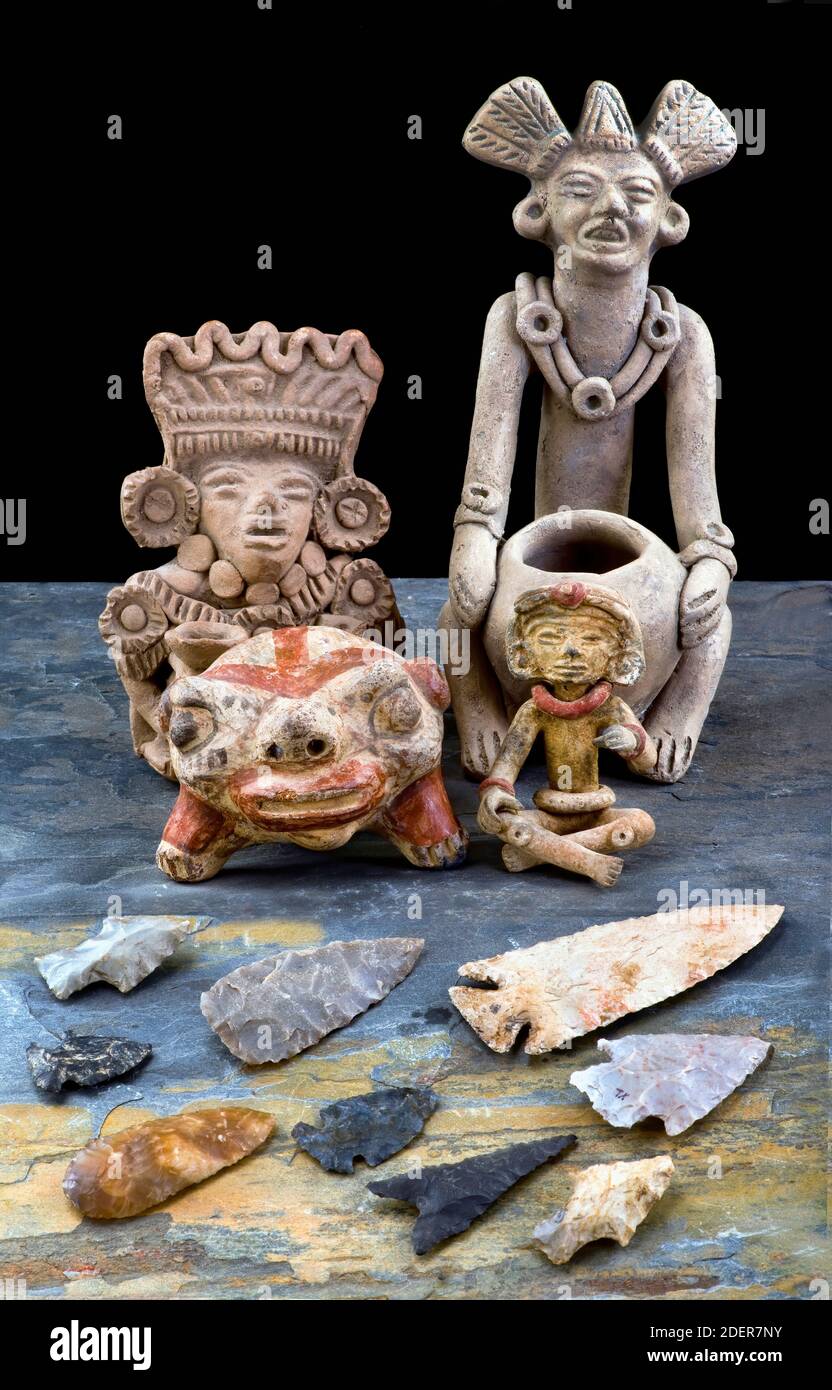 Echte präkolumbianische Artefakte und Feuerstein-Pfeilspitzen. Stockfoto