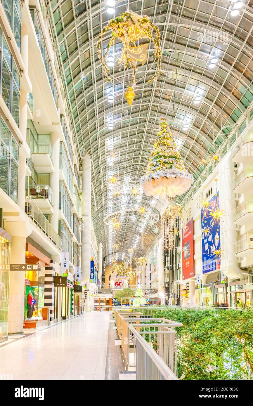 Eaton Centre Einkaufszentrum in der Innenstadt von Toronto, Kanada während der Weihnachtsferien. Stockfoto
