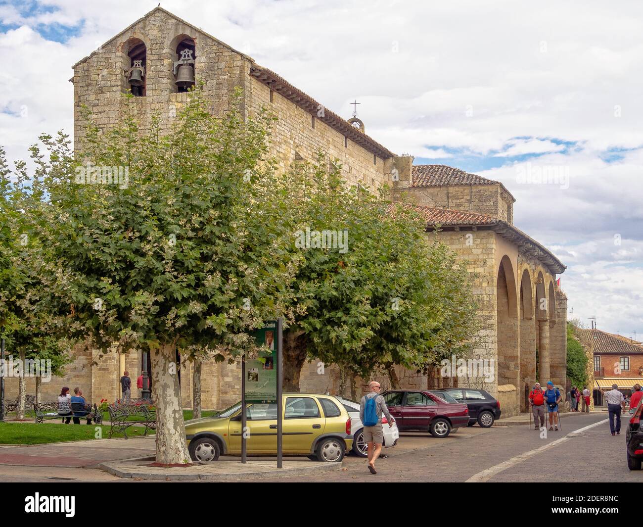 Pilger in der Kirche Santa Maria del Camino - Carrion de los Condes, Kastilien und Leon, Spanien Stockfoto