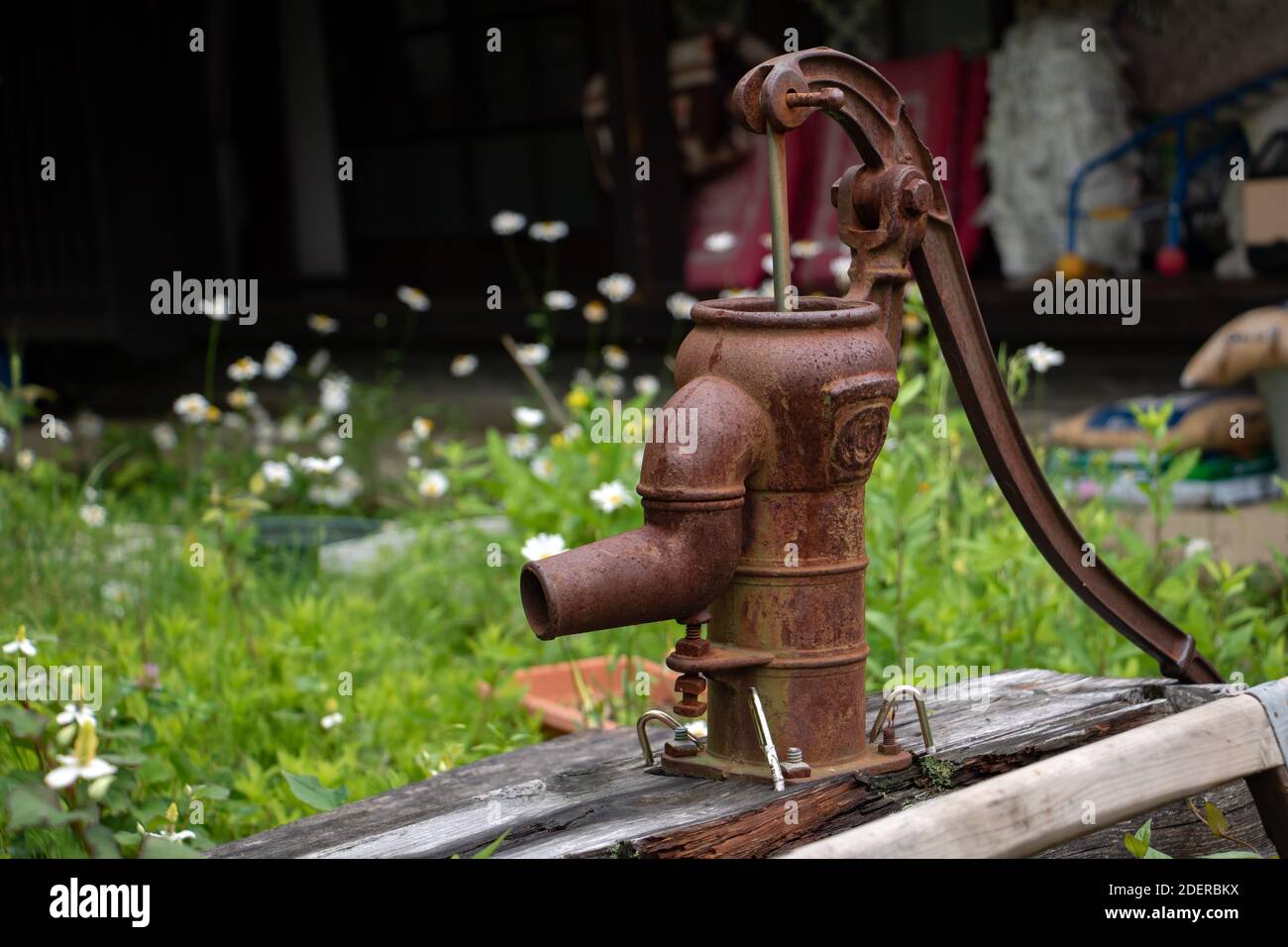 Gartenhäuschen und Wasserpumpe Stockfotografie - Alamy