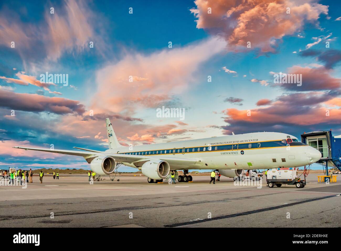 Ein Flugzeug des Armstrong Flight Research Center der NASA ist am Flughafen Punta Arenas in Chile, um die Antarktis zu überfliegen und dabei an der Erforschung des Klimawandels zu arbeiten. Stockfoto