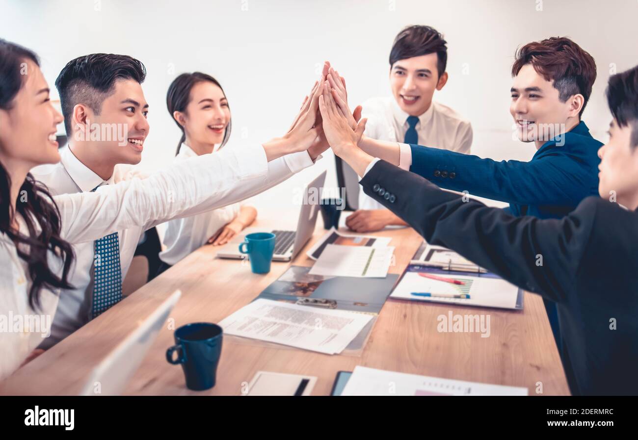 Erfolgreiches Business-Team zeigt Einheit durch Hände zusammen Stockfoto