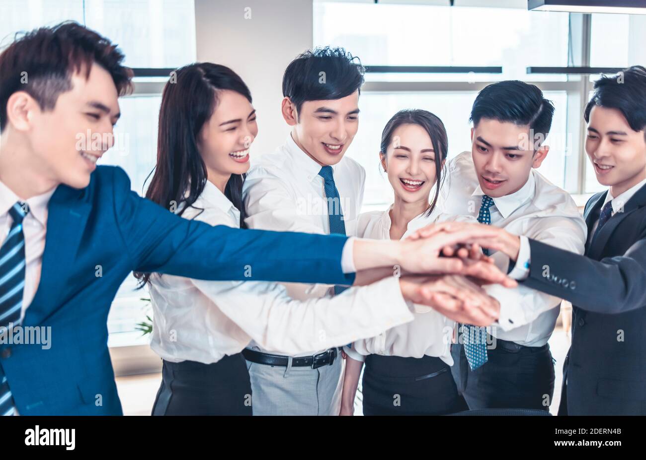 Erfolgreiches Business-Team zeigt Einheit durch Hände zusammen Stockfoto