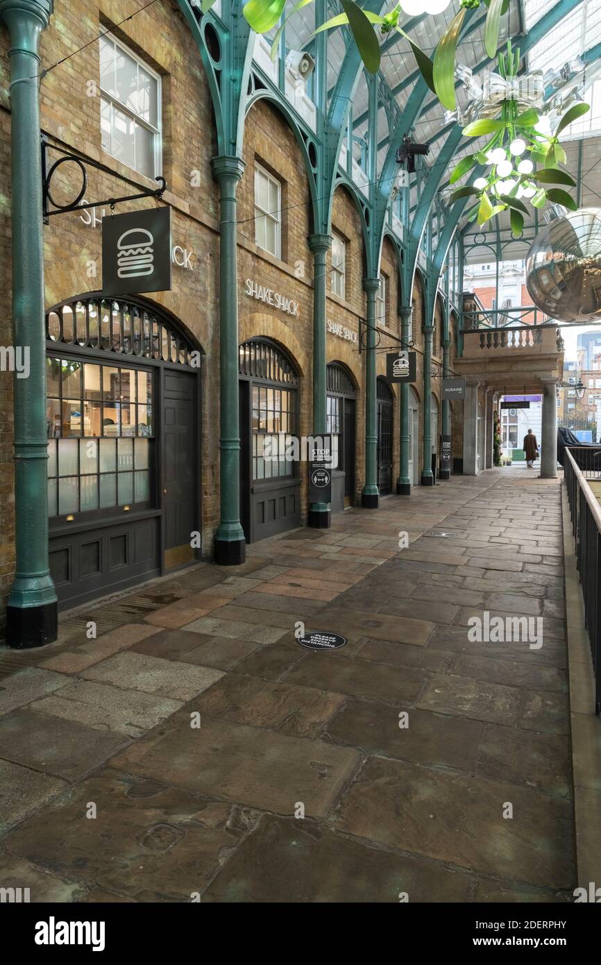 London in Coronavirus Absperrung am Covent Garden Markt, mit leeren Straßen, ruhigen verlassenen Straßen, keine Menschen und geschlossenen Geschäften geschlossen in einem normalerweise beliebten Touristengebiet während der Coronavirus Pandemie in England, Europa Stockfoto