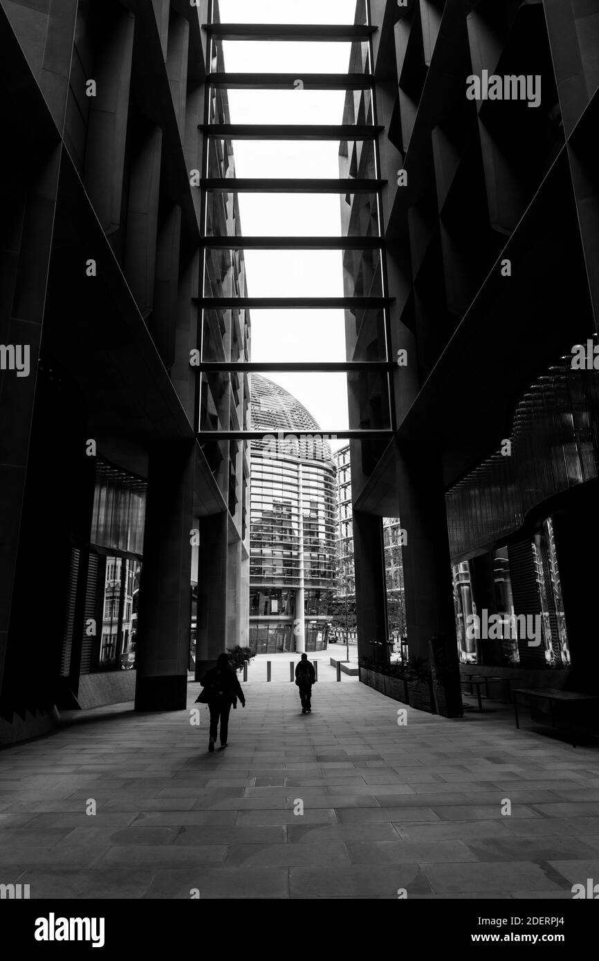 Ruhige Straße im Geschäftsviertel der City of London während der Covid-19 Sperre bei ruhigen, verlassenen Bloomberg Arcade in der globalen Pandemie Coronavirus Abschaltung in England, Europa Stockfoto