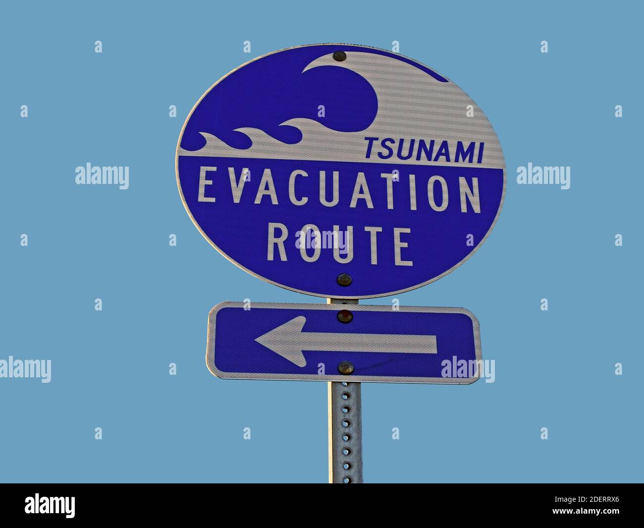 Tsunami Evacuation Route Schild und Pfeil. Stockfoto