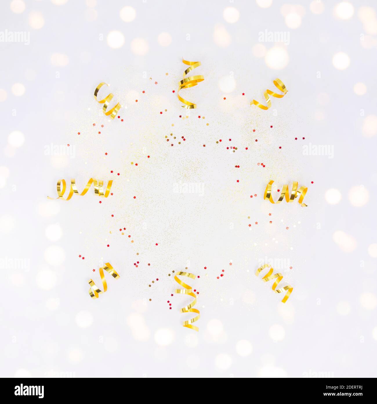 Rahmen mit goldenen Verzierungen, Konfetti, funkelt, Lichter auf weißem Hintergrund. Weihnachten, Neujahr, Party, Hochzeit, Geburtstag Flay Lay Kopieplatz Stockfoto