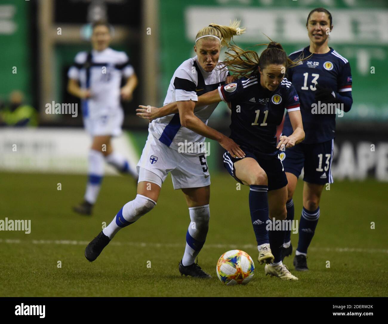 Easter Road Stadium.Edinburgh. Schottland, Großbritannien. Dezember 20. Qualifikationsspiel Schottland / Finnland Emma Koivisto Finnland Schmunst mit Schottland Lisa Evans (11) Easter Road Stadium.Edinburgh. Schottland.UK 28. November-20 Betfred Cup Spiel. Hibernian gegen Dundee. Hibs vs Dundee. Kredit: eric mccowat/Alamy Live Nachrichten Stockfoto