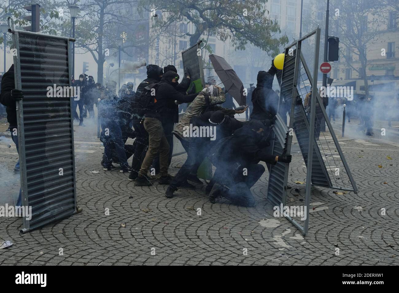 Gilets Jaunes oder gelbe Weste und Black Bloc Demonstranten stoßen bei einer Demonstration zum ersten Jahrestag der Bewegung "gelbe Weste" (Gilets Jaunes) auf französische Bereitschaftspolizei. Französische "Gelbwesten"-Demonstranten planen an diesem Wochenende eine Reihe landesweiter Demonstrationen, um der Regierung zu zeigen, dass sie am ersten Jahrestag ihrer Bewegung noch Unterstützung finden können. Die Zahl der Teilnehmer an den Protesten und der Gewalt haben sich in den letzten Monaten stark verringert von dem Höhepunkt der Bewegung, die am 17. November letzten Jahres mit einem riesigen Pariser Protest begann, der fast 300 zog, Stockfoto