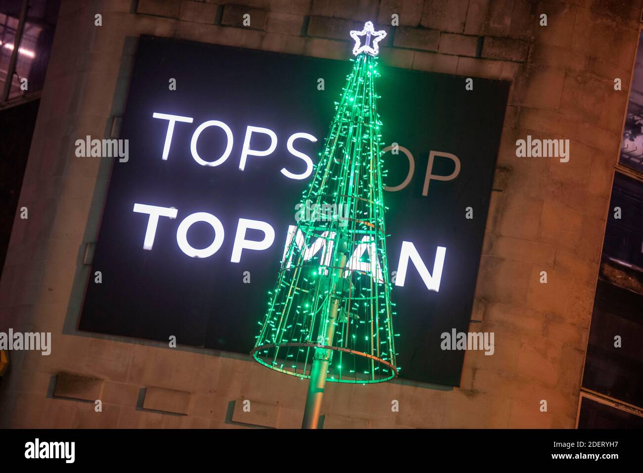Swansea, Großbritannien. Dezember 2020. Der Topshop/Topman-Hauptladen in der Oxford Street im Stadtzentrum von Swansea, South Wales. Topshop, Burton und Dorothy Perkins Besitzer Arcadia ist in die Verwaltung gegangen, 13,000 Arbeitsplätze gefährdet. Quelle: Phil Rees/Alamy Live News Stockfoto