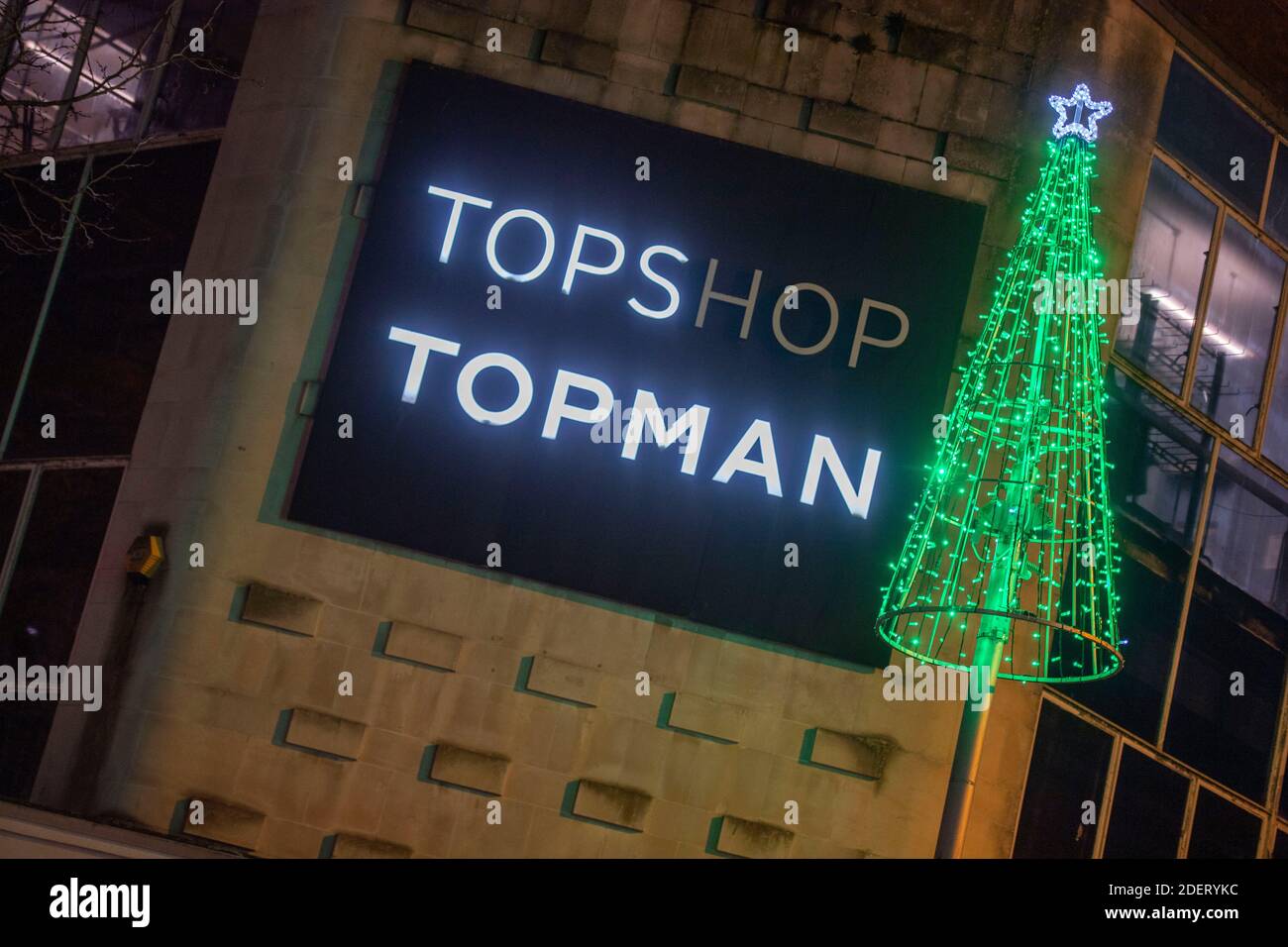 Swansea, Großbritannien. Dezember 2020. Der Topshop/Topman-Hauptladen in der Oxford Street im Stadtzentrum von Swansea, South Wales. Topshop, Burton und Dorothy Perkins Besitzer Arcadia ist in die Verwaltung gegangen, 13,000 Arbeitsplätze gefährdet. Quelle: Phil Rees/Alamy Live News Stockfoto