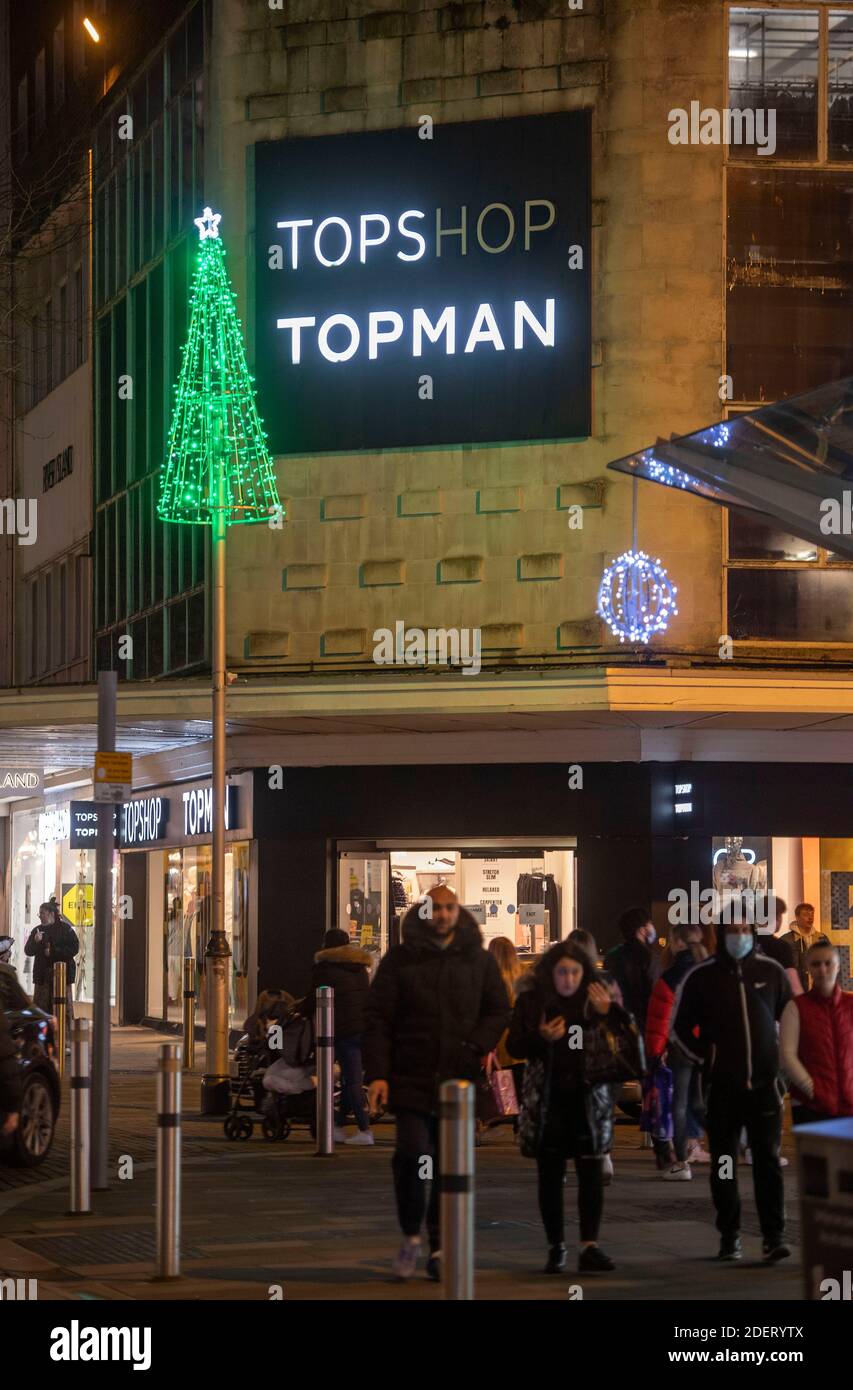 Swansea, Großbritannien. Dezember 2020. Der Topshop/Topman-Hauptladen in der Oxford Street im Stadtzentrum von Swansea, South Wales. Topshop, Burton und Dorothy Perkins Besitzer Arcadia ist in die Verwaltung gegangen, 13,000 Arbeitsplätze gefährdet. Quelle: Phil Rees/Alamy Live News Stockfoto