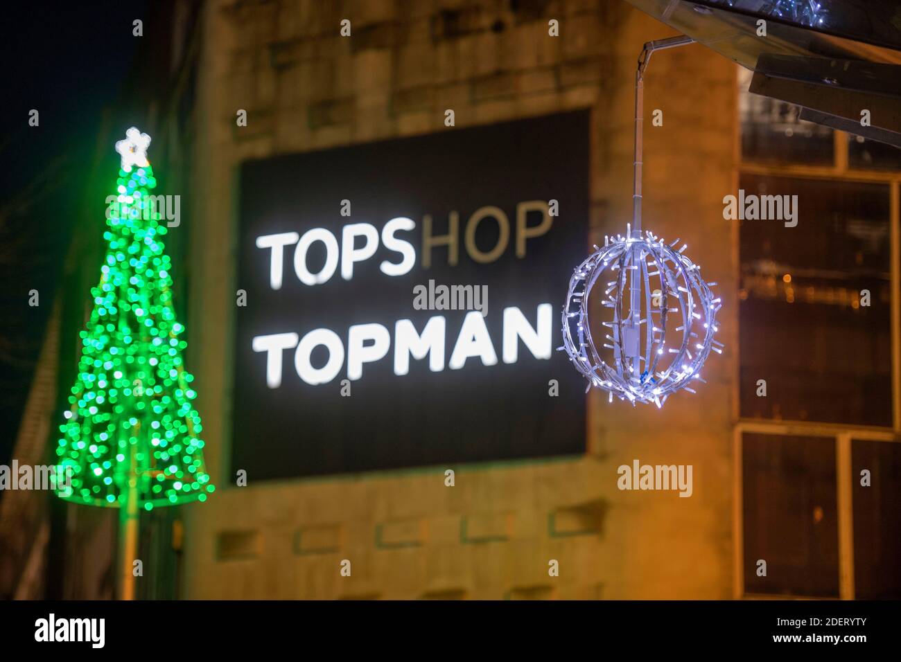 Swansea, Großbritannien. Dezember 2020. Der Topshop/Topman-Hauptladen in der Oxford Street im Stadtzentrum von Swansea, South Wales. Topshop, Burton und Dorothy Perkins Besitzer Arcadia ist in die Verwaltung gegangen, 13,000 Arbeitsplätze gefährdet. Quelle: Phil Rees/Alamy Live News Stockfoto