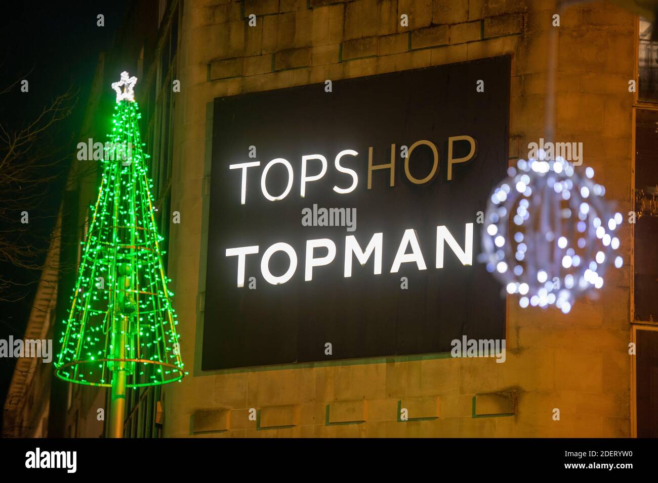 Swansea, Großbritannien. Dezember 2020. Der Topshop/Topman-Hauptladen in der Oxford Street im Stadtzentrum von Swansea, South Wales. Topshop, Burton und Dorothy Perkins Besitzer Arcadia ist in die Verwaltung gegangen, 13,000 Arbeitsplätze gefährdet. Quelle: Phil Rees/Alamy Live News Stockfoto