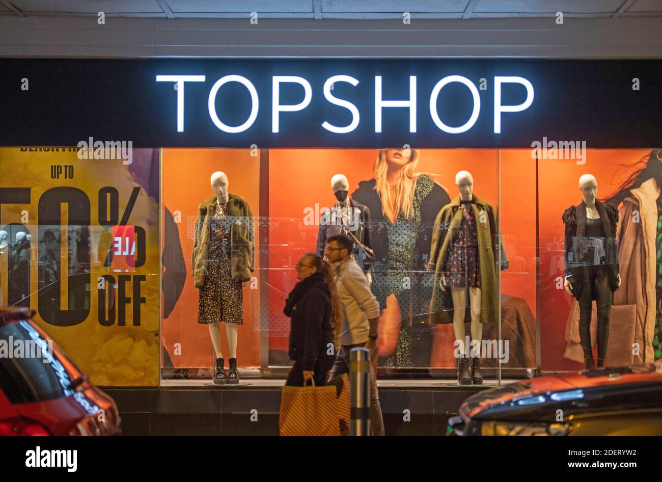 Swansea, Großbritannien. Dezember 2020. Der Topshop/Topman-Hauptladen in der Oxford Street im Stadtzentrum von Swansea, South Wales. Topshop, Burton und Dorothy Perkins Besitzer Arcadia ist in die Verwaltung gegangen, 13,000 Arbeitsplätze gefährdet. Quelle: Phil Rees/Alamy Live News Stockfoto