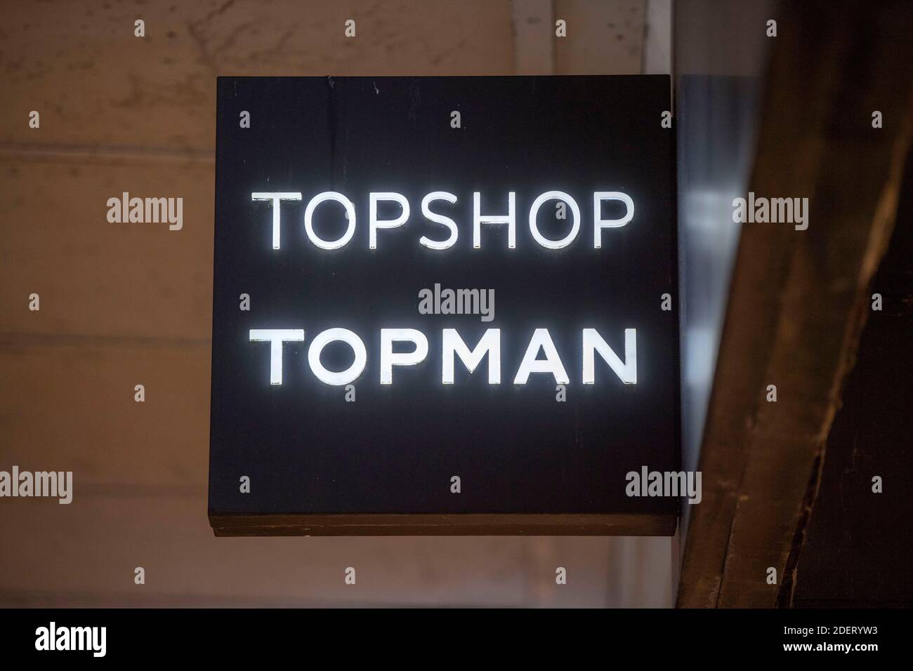 Swansea, Großbritannien. Dezember 2020. Der Topshop/Topman-Hauptladen in der Oxford Street im Stadtzentrum von Swansea, South Wales. Topshop, Burton und Dorothy Perkins Besitzer Arcadia ist in die Verwaltung gegangen, 13,000 Arbeitsplätze gefährdet. Quelle: Phil Rees/Alamy Live News Stockfoto