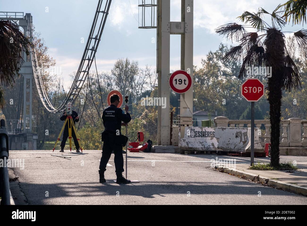 Die Brücke, die den Tarn überspannt, brach am Morgen des 18. November 2019 in Mirepoix-sur-Tarn bei Toulouse (Frankreich) zusammen. Mehrere Fahrzeuge auf der Brücke fielen in den Fluss, und 2 Menschen wurden getötet. Das Gewicht eines LKW, das die zulässige Grenze überschreitet, schien die Ursache der Katastrophe zu sein. Foto von Patrick Batard / ABACAPRESS.com Stockfoto