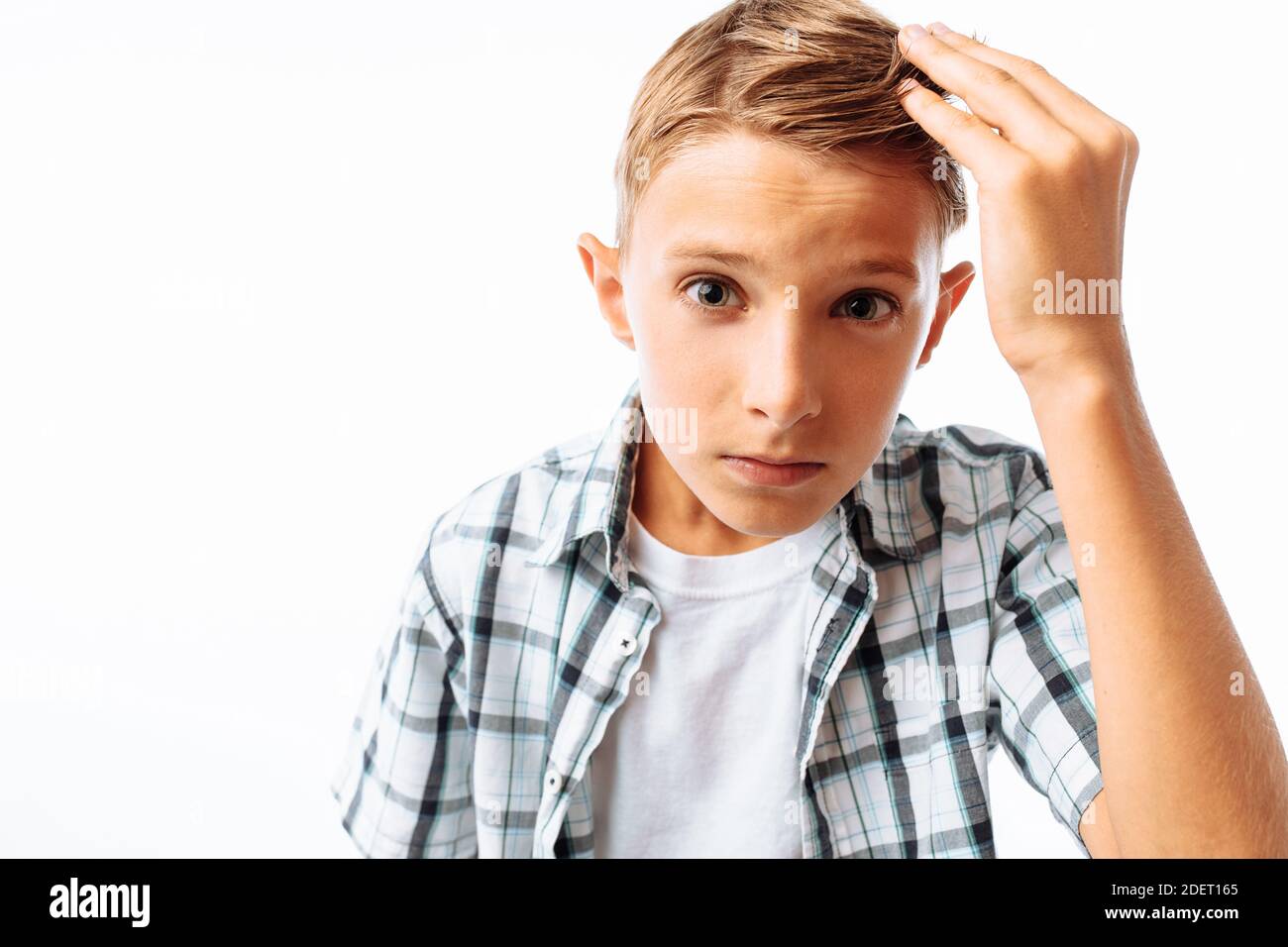 Gutaussehender Mann richtet seine Haare, Teenager-Junge ändert Frisur, in Studio Stockfoto