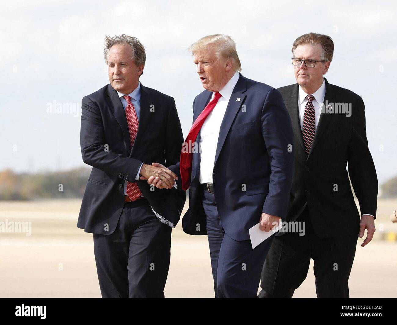 KEIN FILM, KEIN VIDEO, KEIN Fernsehen, KEIN DOKUMENTARFILM - Donald Trump begrüßt Texas Attorney General Ken Paxton als LT. Gov. Dan Patrick folgt am Mittwoch, den 20. November 2019 auf dem Austin Bergstrom International Airport vor seinem Besuch auf dem Apple Campus. Foto von Jay Janner/Austin American-Statesman/TNS/ABACAPRESS.COM Stockfoto