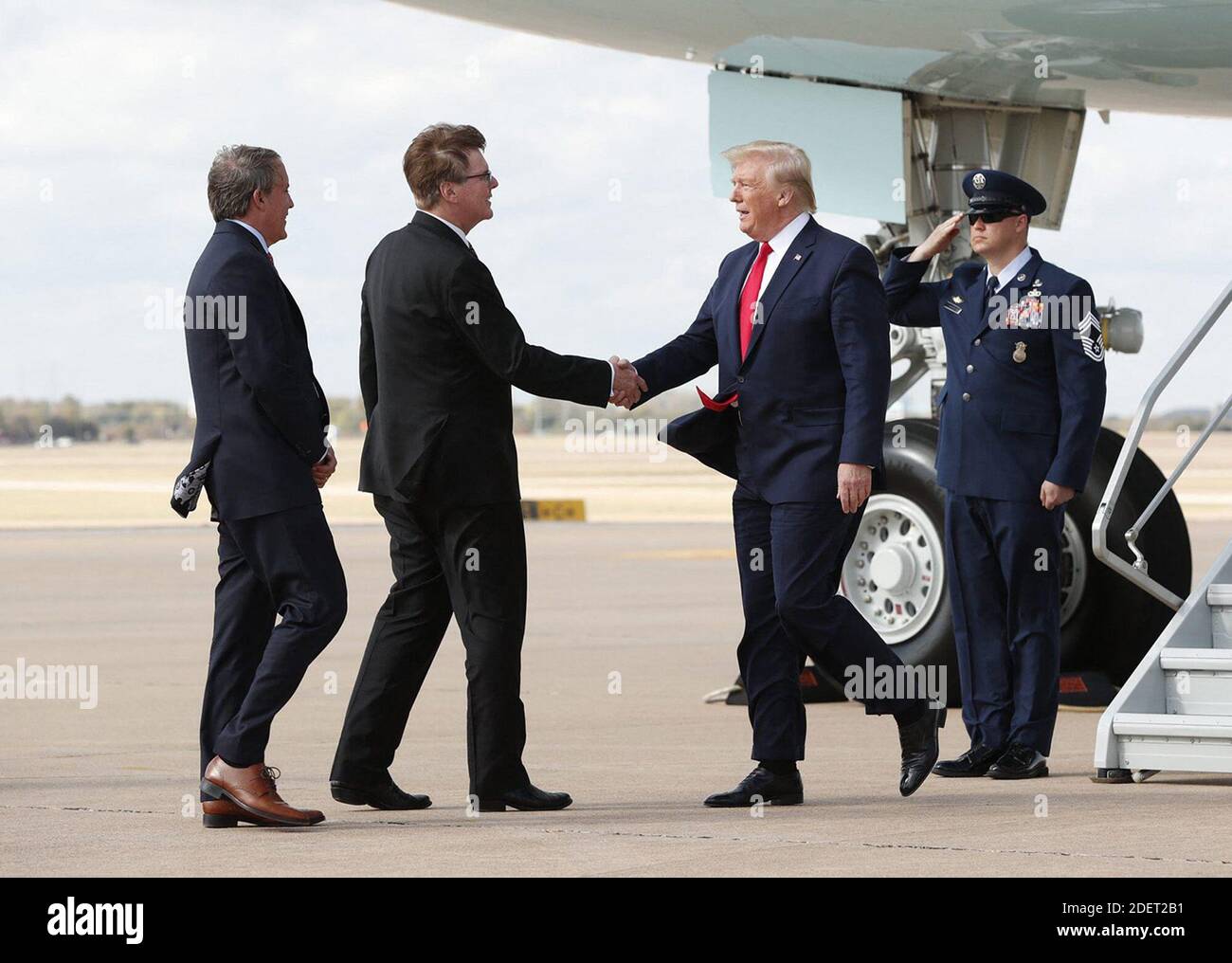 KEIN FILM, KEIN VIDEO, KEIN Fernsehen, KEIN DOKUMENTARFILM - Donald Trump begrüßt LT. Gov. Dan Patrick und Texas Attorney General Ken Paxton am Austin Bergstrom International Airport am Mittwoch, 20. November 2019 vor seinem Besuch auf dem Apple Campus. Foto von Jay Janner/Austin American-Statesman/TNS/ABACAPRESS.COM Stockfoto