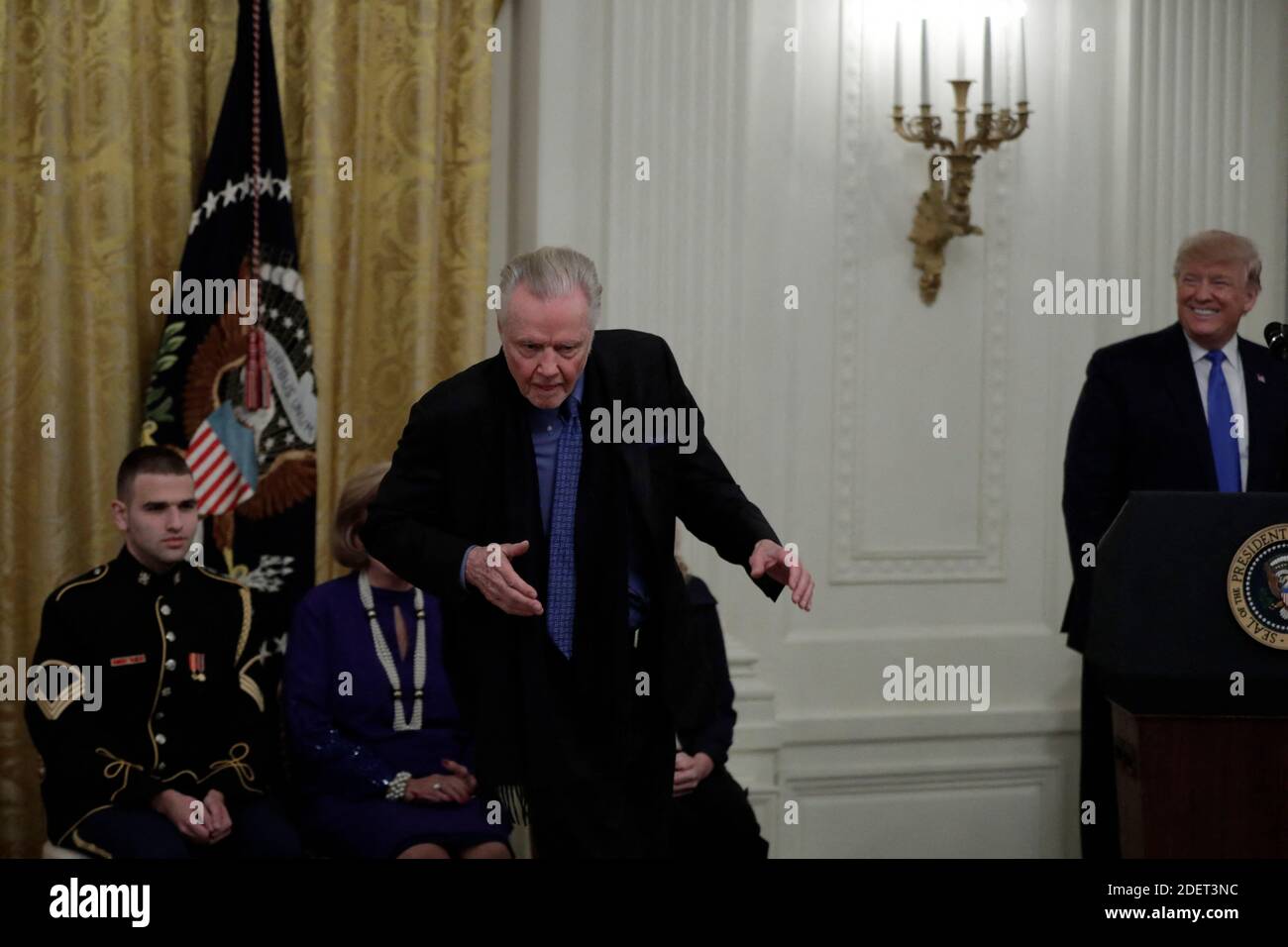 US-Präsident Donald Trump reagiert als Oscar-Preisträger Schauspieler Jon Voight tanzt, bevor er ihm am 21. November 2019 die National Medal of Arts im East Room des Weißen Hauses in Washington übergab. Foto von Yuri Gripas/ABACAPRESS.COM Stockfoto