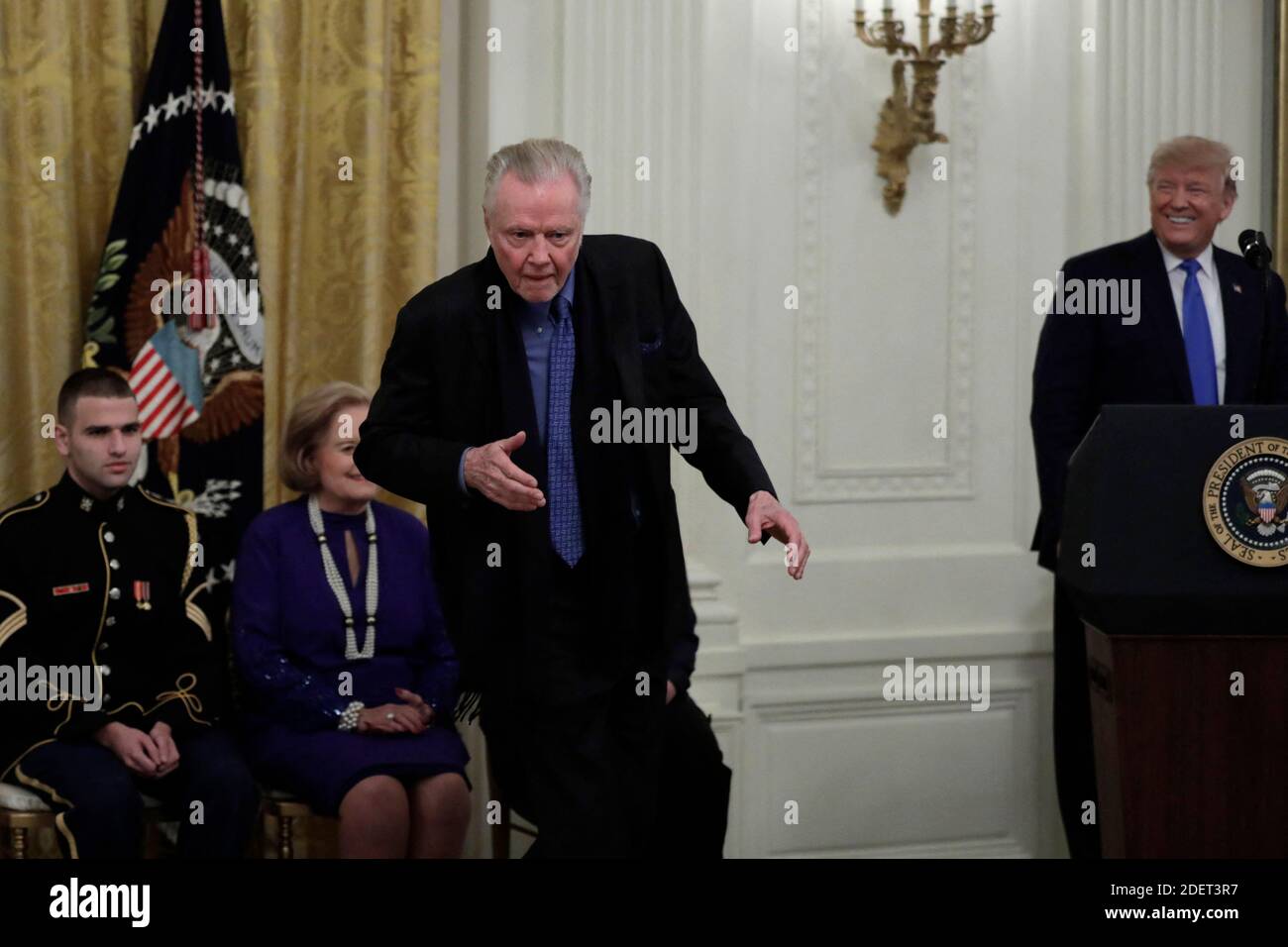 US-Präsident Donald Trump reagiert als Oscar-Preisträger Schauspieler Jon Voight tanzt, bevor er ihm am 21. November 2019 die National Medal of Arts im East Room des Weißen Hauses in Washington übergab. Foto von Yuri Gripas/ABACAPRESS.COM Stockfoto