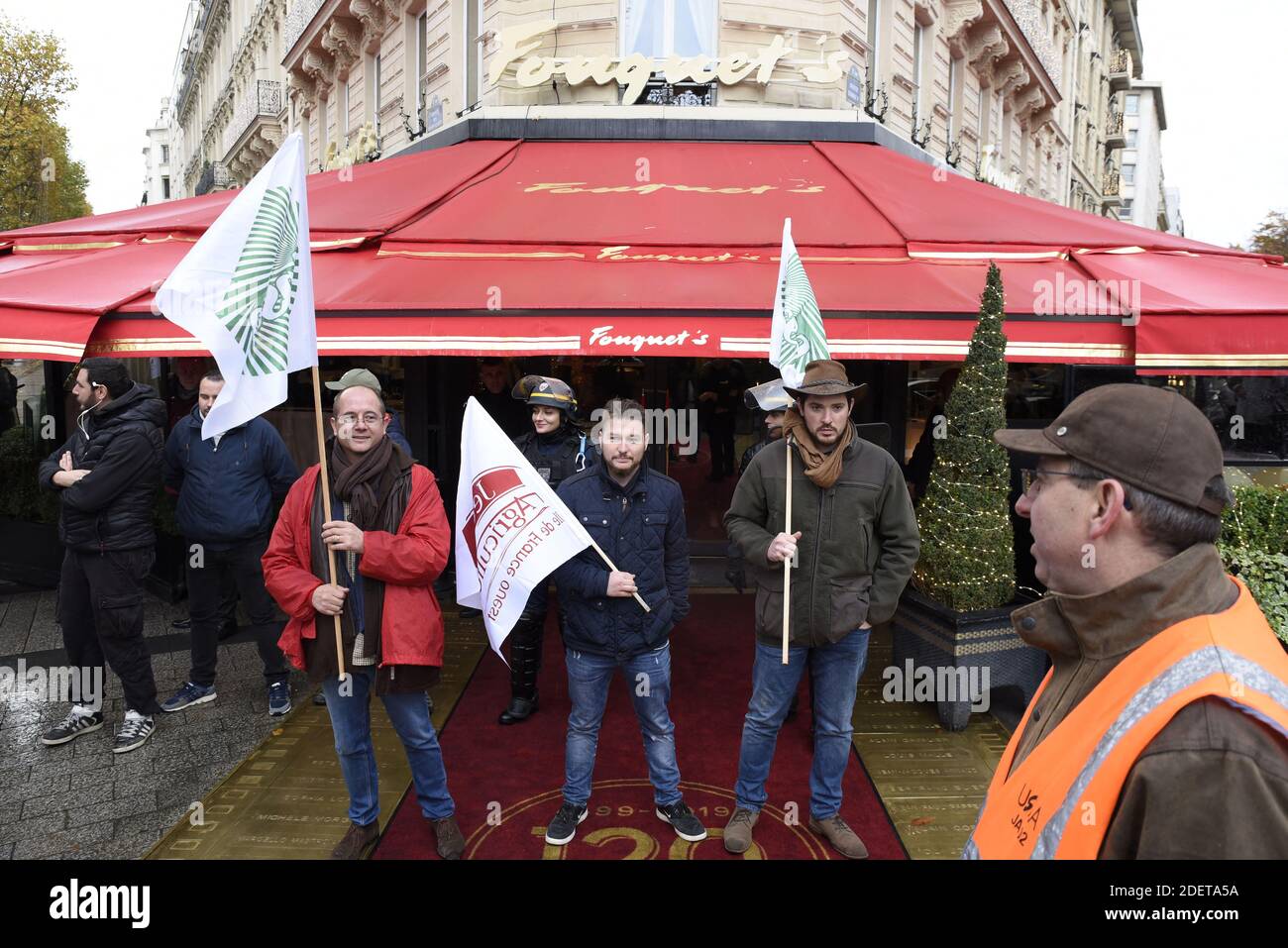 Bauern protestieren mit dem Titel "1,000 Traktoren" gegen die Regierungspolitik auf der Champs Elysee Avenue auf Aufrufe der Bauerngewerkschaften FNSEA und Young Farmers vor Le Fouquet's in Paris, Frankreich am 27. November 2019. Die Bauern fordern ein Treffen mit Präsident Emmanuel Macron. Foto von Patrice Pierrot/Avenir Pictures/ABACAPRESS.COM Stockfoto