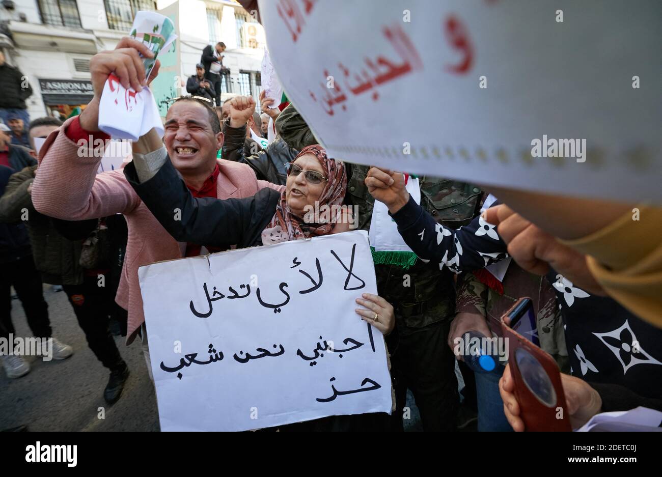 Demonstration in der algerischen Innenstadt von Algier am 30. November 2019 gegen die Einmischung Europas aus dem Ausland in die inneren Angelegenheiten Algeriens und für die bevorstehenden Präsidentschaftswahlen, die in weniger als zwei Wochen angesetzt sind. Mehr als 2000 Menschen demonstrierten am Samstag gegen ausländische Einmischung. Das Europäische Parlament wird am Donnerstag über eine Entschließung zur Lage der Freiheiten in Algerien abstimmen, die von der Hirak-Bewegung erschüttert wird, einer seit Februar 22 friedlichen Volksbewegung. Algerien verurteilte diese Einmischung. Die Demonstration verwandelte sich in Unterstützung für die Präsidentschaftswahl vom 12. Dezember r. Stockfoto