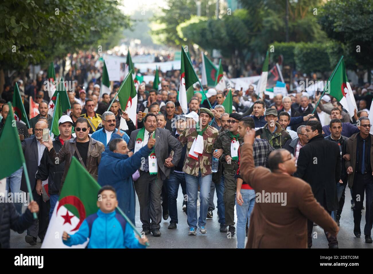 Demonstration in der algerischen Innenstadt von Algier am 30. November 2019 gegen die Einmischung Europas aus dem Ausland in die inneren Angelegenheiten Algeriens und für die bevorstehenden Präsidentschaftswahlen, die in weniger als zwei Wochen angesetzt sind. Mehr als 2000 Menschen demonstrierten am Samstag gegen ausländische Einmischung. Das Europäische Parlament wird am Donnerstag über eine Entschließung zur Lage der Freiheiten in Algerien abstimmen, die von der Hirak-Bewegung erschüttert wird, einer seit Februar 22 friedlichen Volksbewegung. Algerien verurteilte diese Einmischung. Die Demonstration verwandelte sich in Unterstützung für die Präsidentschaftswahl vom 12. Dezember r. Stockfoto