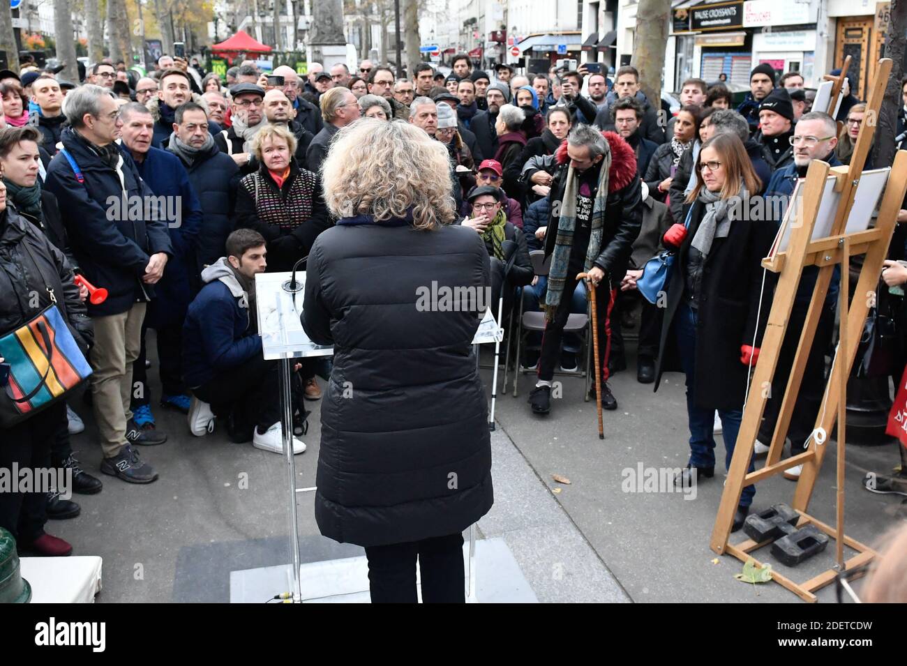 Alexandra Cordebard, Bürgermeisterin des 10. Bezirks von Paris, während der Einweihung der Cleews Vellay Promenade, in Paris, Frankreich, am 30. November 2019. Die Pariser Bürgermeisterin Anne Hidalgo weiht zwei Tafeln ein, einen Spaziergang zu Ehren eines der ehemaligen Präsidenten von Act Up, Cleews Vellay im 10. Bezirk von Paris, eine Gedenktafel wird auch an der Rue Boulanger 44 angebracht werden, Die die Räumlichkeiten von Act up Paris von 1992 bis 1995 beherbergte. Foto von Karim Ait Adjedjou/Avenir Pictures/ABACAPRESS.COM Stockfoto