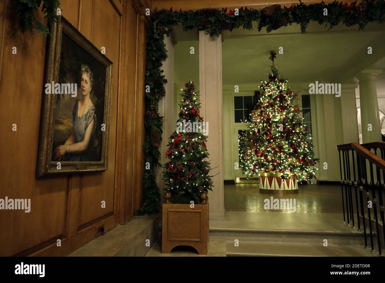 Der Stammbaum der Goldstern-Familie ist im Ostflügel des Weißen Hauses während einer Überprüfung der Weihnachtsdekorationen durch US-First Lady Melania Trump in Washington am 2. Dezember 2019 zu sehen. Foto von Yuri Gripas/ABACAPRESS.COM Stockfoto