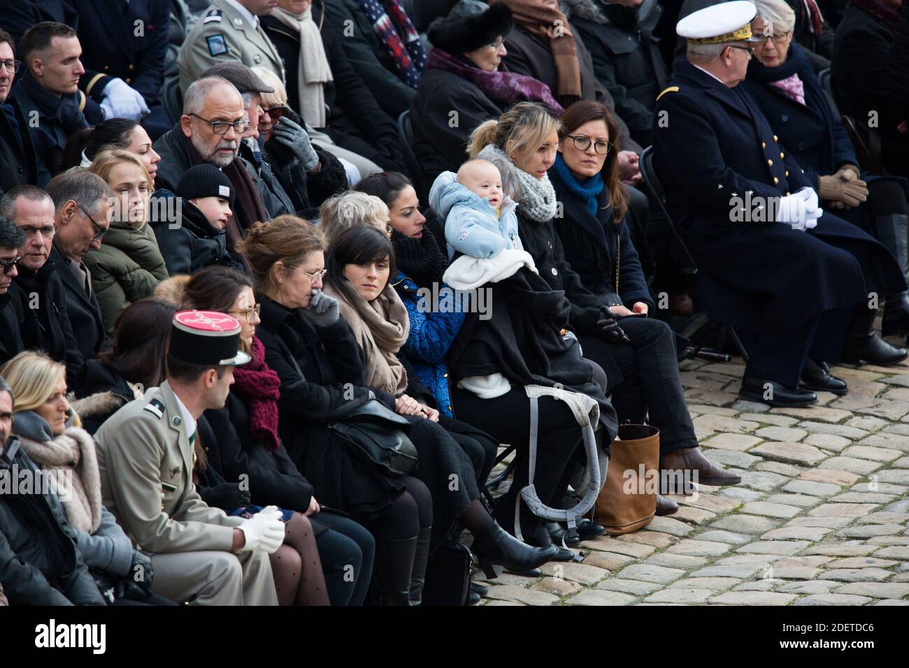 Der ehemalige Bürgermeister von Mulhouse Jean-Marie Bockel, Vater von Pierre-Emmanuel Bockel, der in Mali starb, seine Mutter Marie-Odile Bockel und sein Verlobter Camille nehmen an der militärischen Tribute für 13 Soldaten Teil, die am 2. Dezember 2019 in Mali am Invalidendenkmal getötet wurden. Bei seiner größten militärischen Beerdigung seit Jahrzehnten ehrt Frankreich 13 Soldaten, die während einer Mission gegen Extremisten, die der Gruppe des Islamischen Staates angehören, bei der Kollision ihrer Hubschrauber über Mali getötet wurden. Foto von Raphael Lafargue/ABACAPRESS.COM Stockfoto