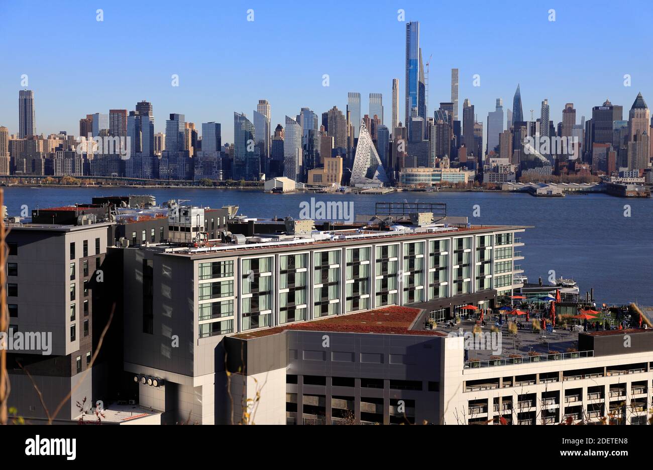 Der Blick auf Midtown Manhattan mit 432 Park Avenue die Das höchste Wohngebäude der Welt von Port Imperial.Weehawken.New Jersey.New Jersey, USA Stockfoto