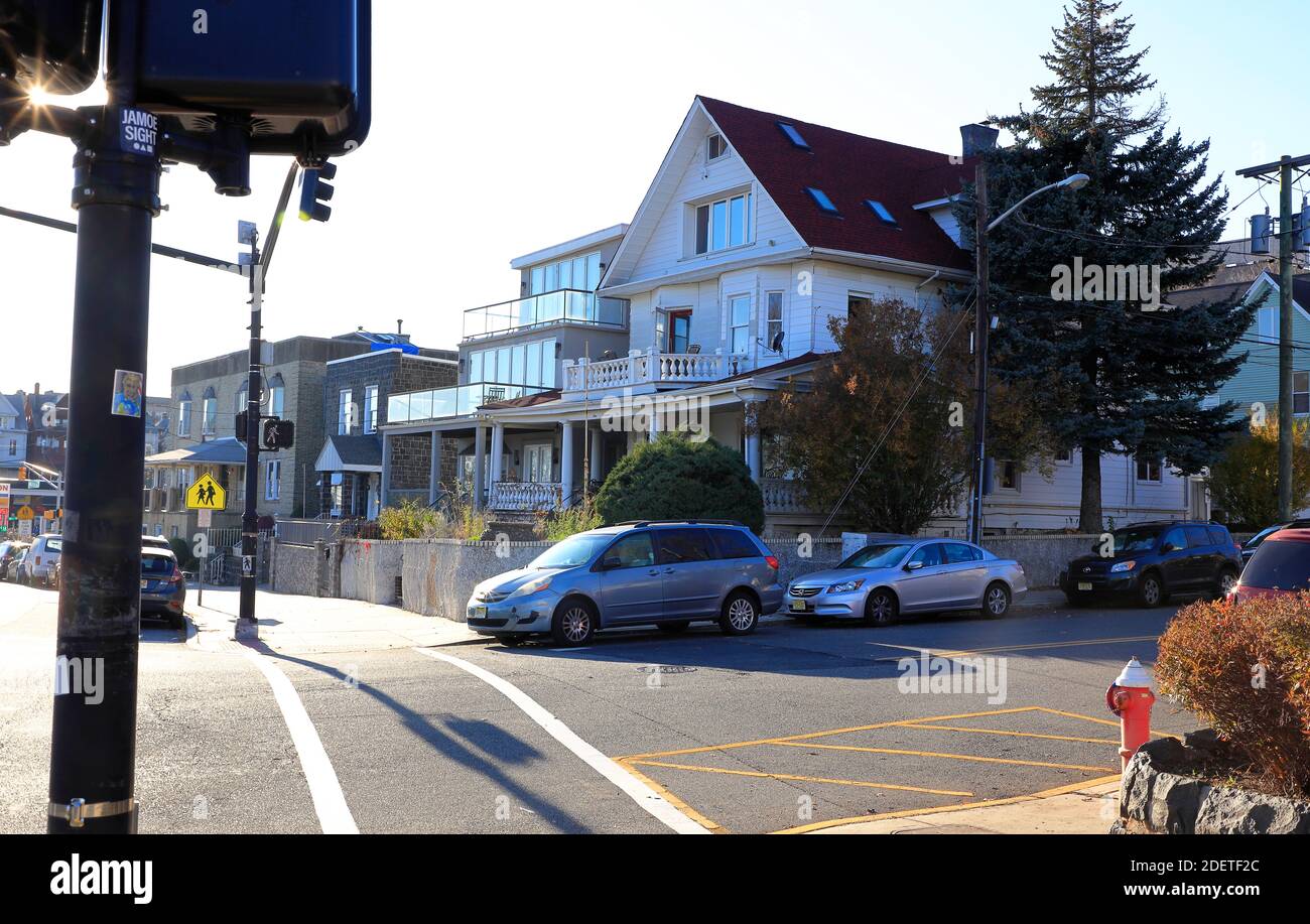 Die Straßenecke von John F. Kennedy Blvd East und 49th Street, die in Edward Hoppers Gemälde East Wind über Weehawken 1934 erschien.Weehawken.New Jersey.USA Stockfoto