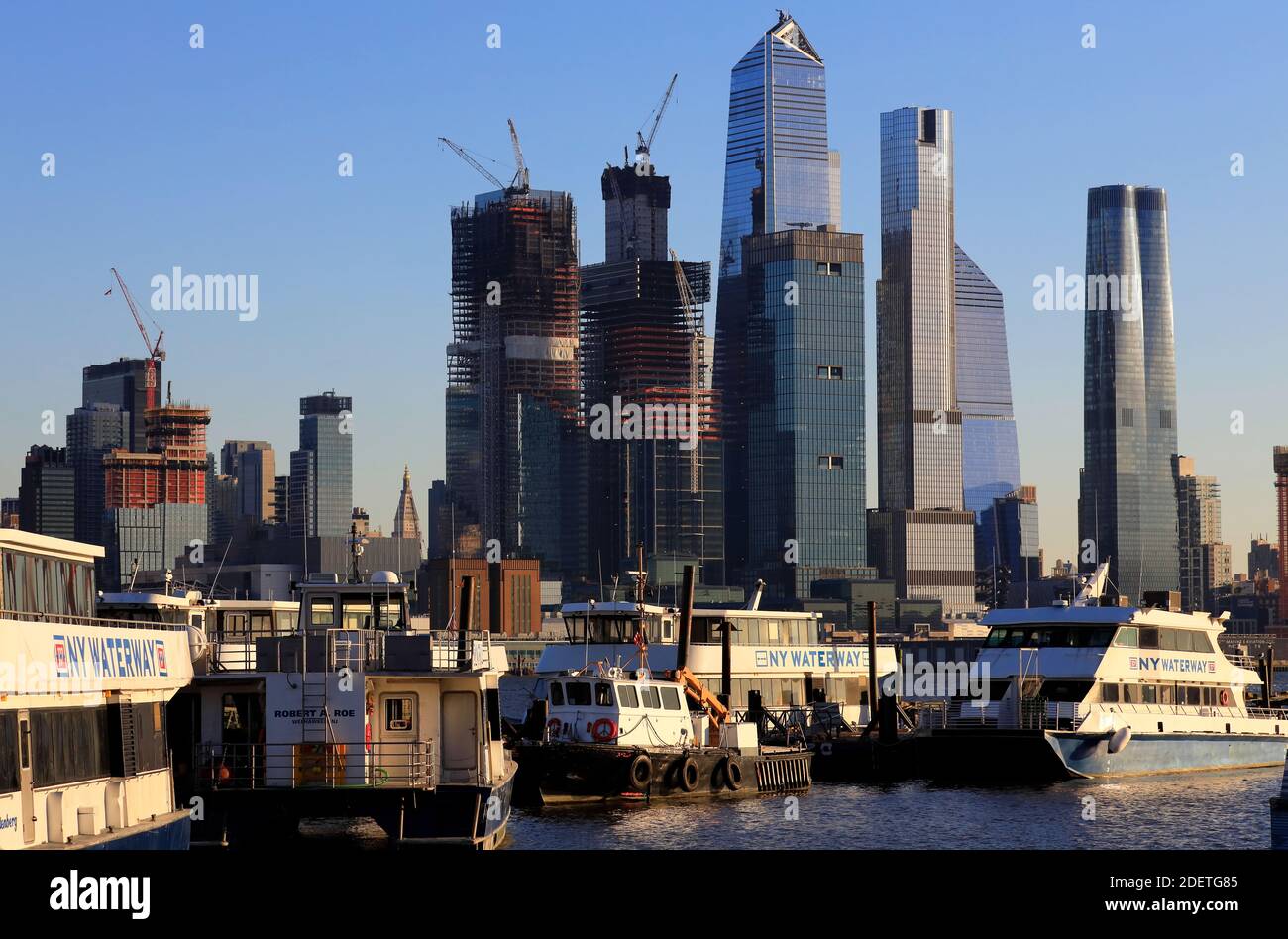 Blick auf Hudson Yards Complex in Chelsea von New York City mit Fährhafen in Weehawken, New Jersey im Vordergrund.USA Stockfoto