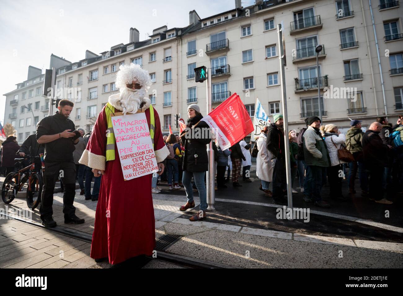 Ein als Weihnachtsmann gekleideter Mann nimmt am 5. Dezember 2019 im Rahmen eines landesweiten Streiks an einer Demonstration gegen die Rentenüberholungen in Caen, Frankreich, Teil. Züge abgesagt, Schulen geschlossen: Frankreich machte sich daran, Notfallpläne für einen gewaltigen Streik gegen Rentenüberholungen zu schmieden, der eine der größten Herausforderungen für die weitreichende Reformbestrebungen des französischen Präsidenten darstellt. Foto von Marc Chazelle/ABACAPRESS.COM Stockfoto