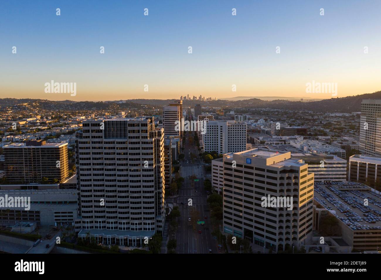 Luftaufnahme bei Sonnenuntergang mit Blick nach Süden entlang des Brand Boulevard Die Skyline von Glendale mit der Skyline von Downtown Los Angeles in der Ferne Stockfoto