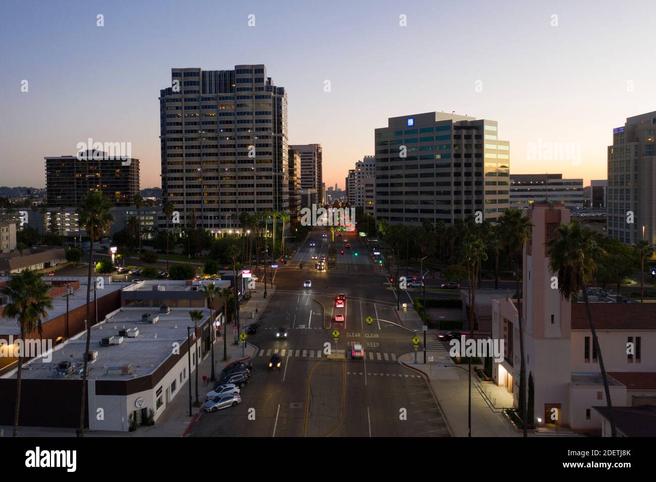 Blick auf den Brand Boulevard in der Innenstadt von Glendale, Kalifornien bei Sonnenuntergang Stockfoto